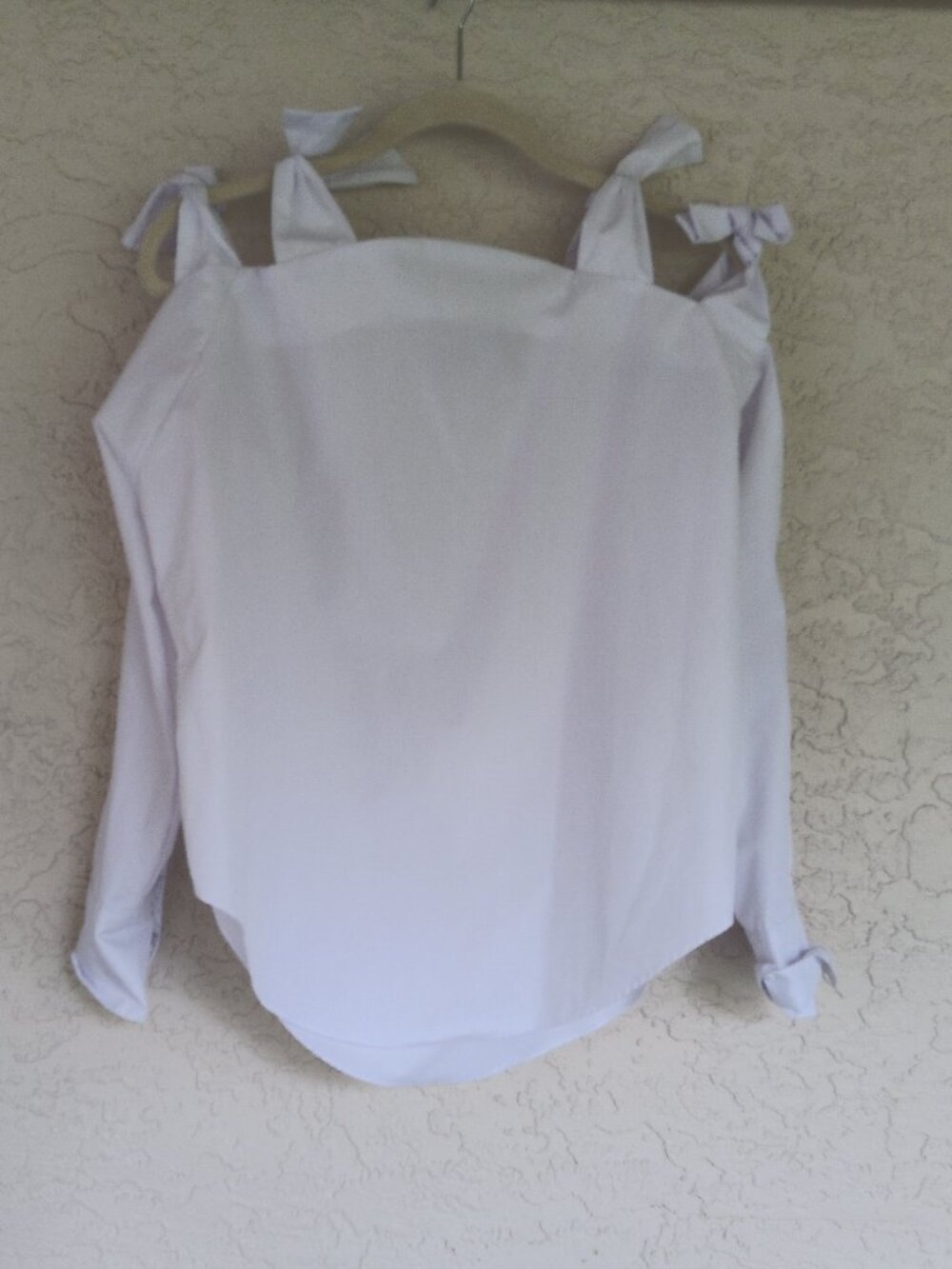 Do+Be white top with tie sleeves